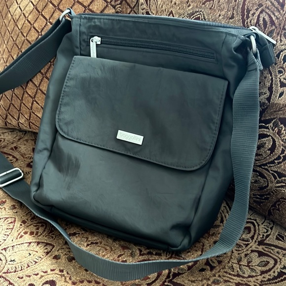 Baggallini Crossbody Design Travel Fabric Handbag Color gray like new - Picture 4 of 17